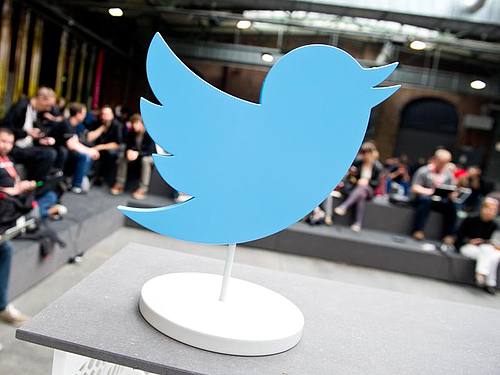 Ein Twitter-Aufsteller in Form eines Vogels steht während der Konferenz «re:publica» in einer Ausstellungshalle. Foto: picture alliance / Christoph Schmidt/dpa