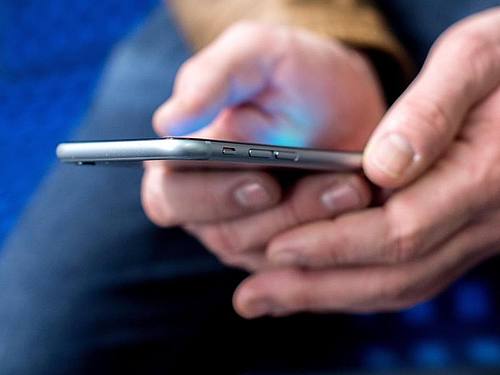 Die App soll helfen, die Ansteckungen nachzuverfolgen, wenn Ausgehbeschränkungen gelockert werden. Foto: Hauke-Christian Dittrich/dpa