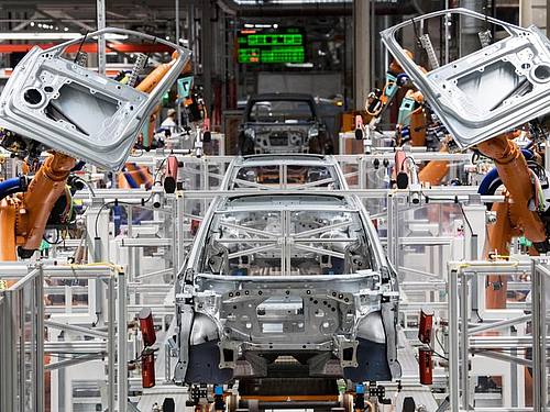 Im Karosseriebau des Volkswagen-Werkes in Sachsen montieren Roboter die Türen des VW ID.3. Foto: Hendrik Schmidt/dpa-Zentralbild/dpa