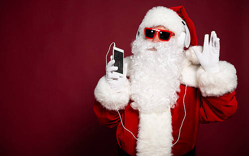 Weihnachtsmann mit Smartphone