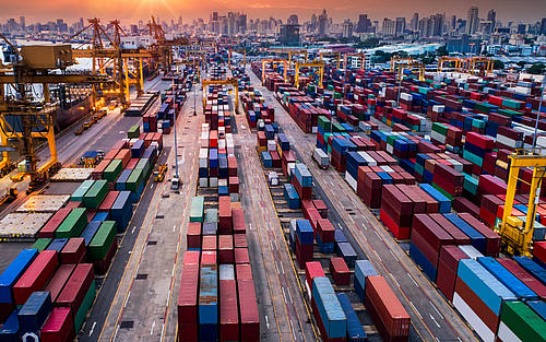 Blick auf ein Container-Terminal
