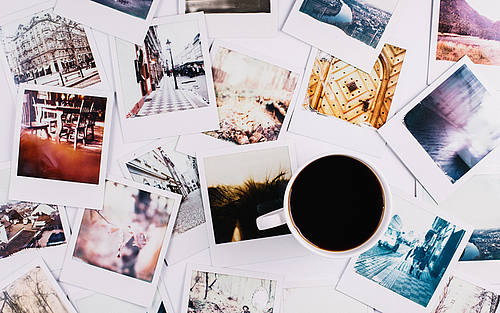 Polaroid-Fotos auf einem Tisch