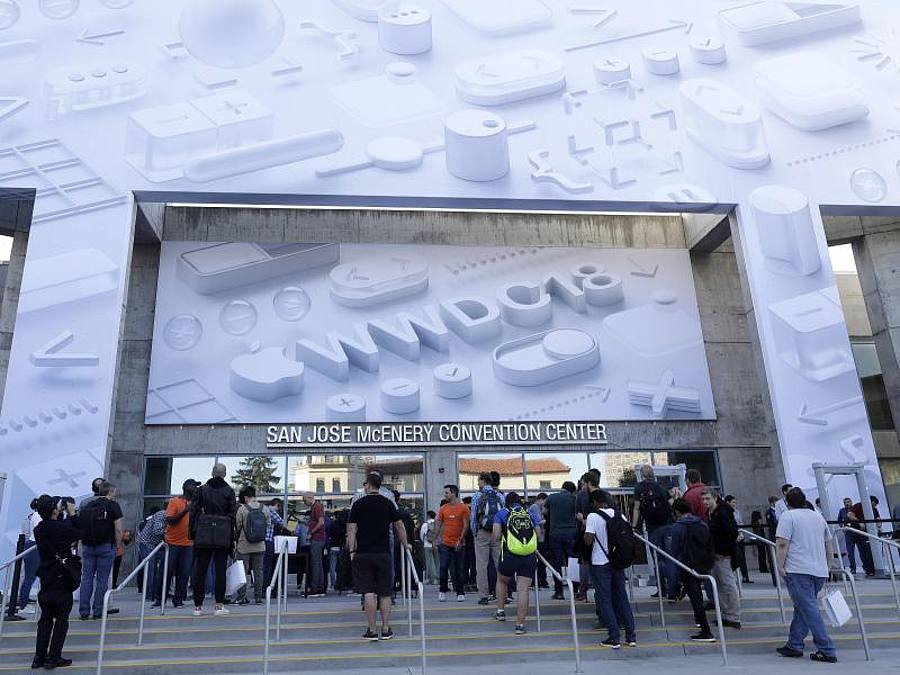 Konferenzteilnehmer der Apple-Entwicklerkonferenz WWDC stehen vor dem McEnery Convention Center an. Foto: Marcio Jose Sanchez/AP