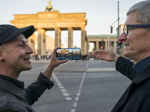 Tim Cook (r) lobte bei seinem Berlin-Besuch die Datenschutzgrundverordnung der Europäischen Union. Foto: Brooks Kraft/Apple