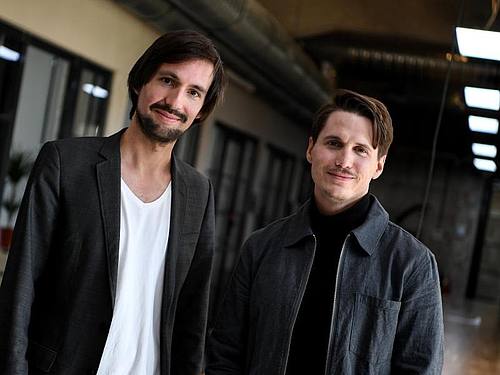 Die Gründer des Debattenportal "The Buzzard" Felix Friedrich (r) und Dario Nassal. Foto: Britta Pedersen/dpa-Zentralbild/dpa