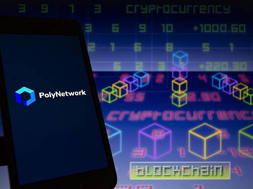 Das Logo der Plattform Poly Network wird auf einem Smartphone mit dem Wort «Cryptocurrency» im Hintergrund und einer visuellen Darstellung von Blockchain und Zahlen angezeigt. Foto: Andre M. Chang/ZUMA Press Wire/dpa