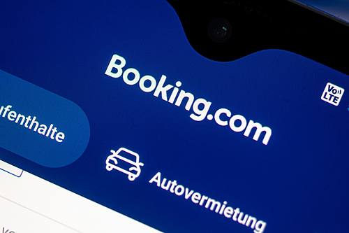 App von Booking.com auf einem Smartphone