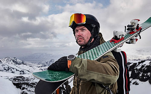 Ein Skifahrer mit einem aktuellen Garmin-Modell am Handgelenk