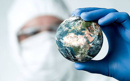 Die Erde in der Hand eines Virologen