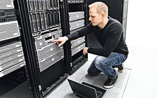 IT-Fachkraft arbeitet an einem Server