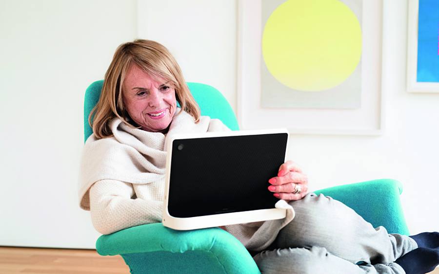 Seniorin mit Tablet