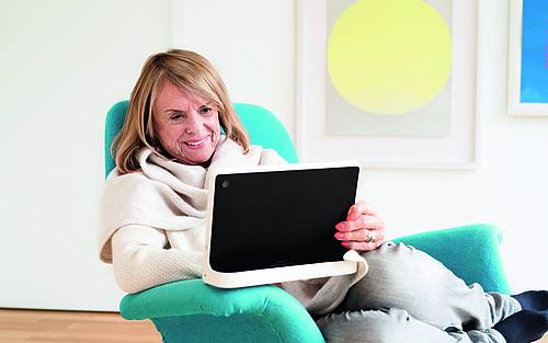 Seniorin mit Tablet