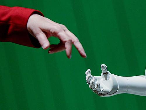 Roboter "Alfie", eine Moral Choice Machine, an der TU Darmstadt. Foto: Arne Dedert/dpa