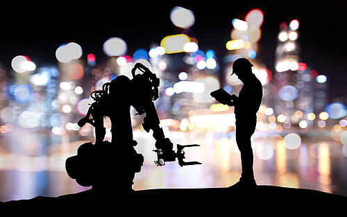 Roboter und Ingenieur
