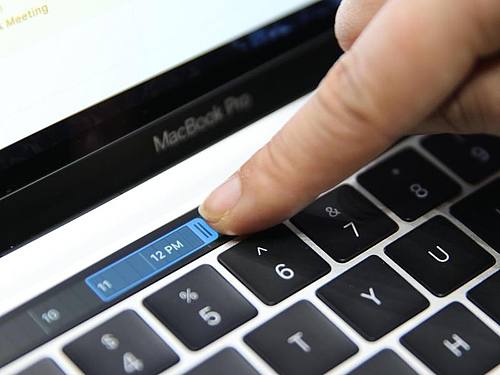 Das preiswerteste Modell der MacBook-Pro-Reihe verfügt jetzt auch über den Tastaturbildschirmstreifen «Touch Bar» und den Fingerabdrucksensor «Touch ID». Foto: Christoph Dernbach