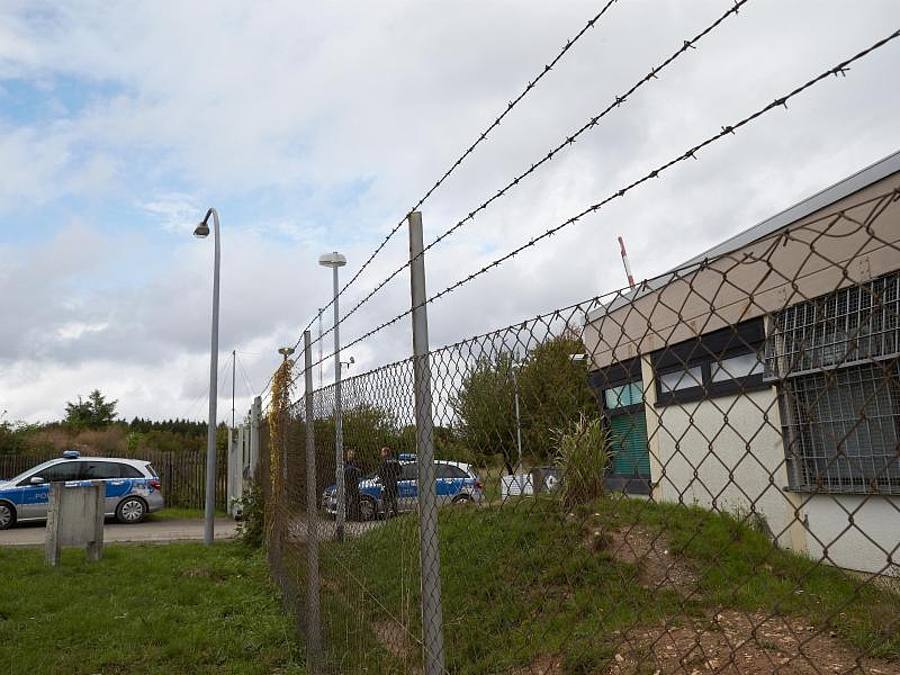 Polizisten sichern das Gelände eines ehemaligen Bundeswehr-Bunkers an der Mosel. Dort wurde ein Darknet-Zentrum betrieben. Foto: Thomas Frey/dpa