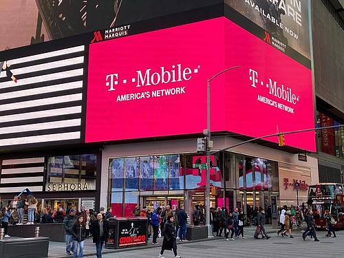 Der Mobilfunkprovider T-Mobile US wirbt in New York. Foto: Christoph Dernbach/dpa