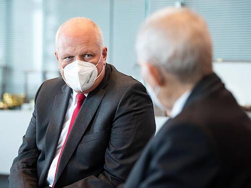 Ulrich Kelber (l), Bundesbeauftragter für den Datenschutz und die Informationsfreiheit (BfDI), übergibt im Deutschen Bundestag den Tätigkeitsbericht des BfDI an Bundestagspräsident Wolfgang Schäuble. Foto: Bernd von Jutrczenka/dpa