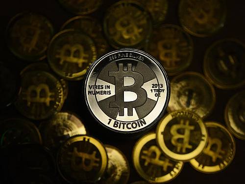 Der Bitcoin-Kurs lag zwischenzeitlich wieder bei über 45.000 US-Dollar. Foto: Jens Kalaene/dpa-Zentralbild/dpa-tmn