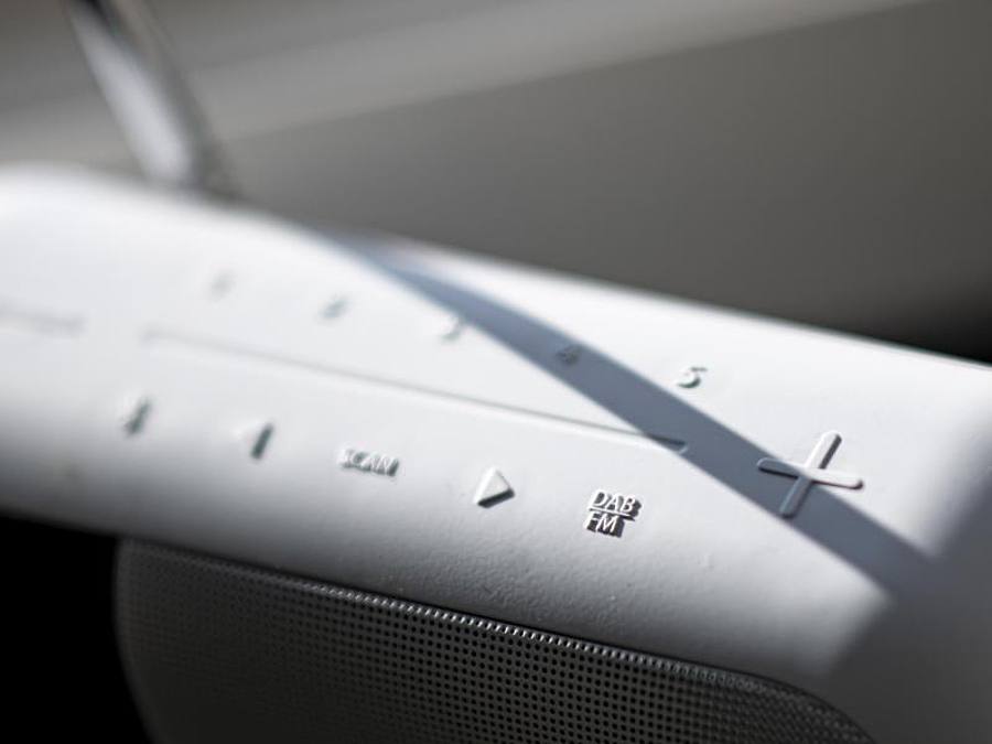 Ein Radio zum Empfang von UKW und DAB+. Foto: Fabian Sommer/dpa