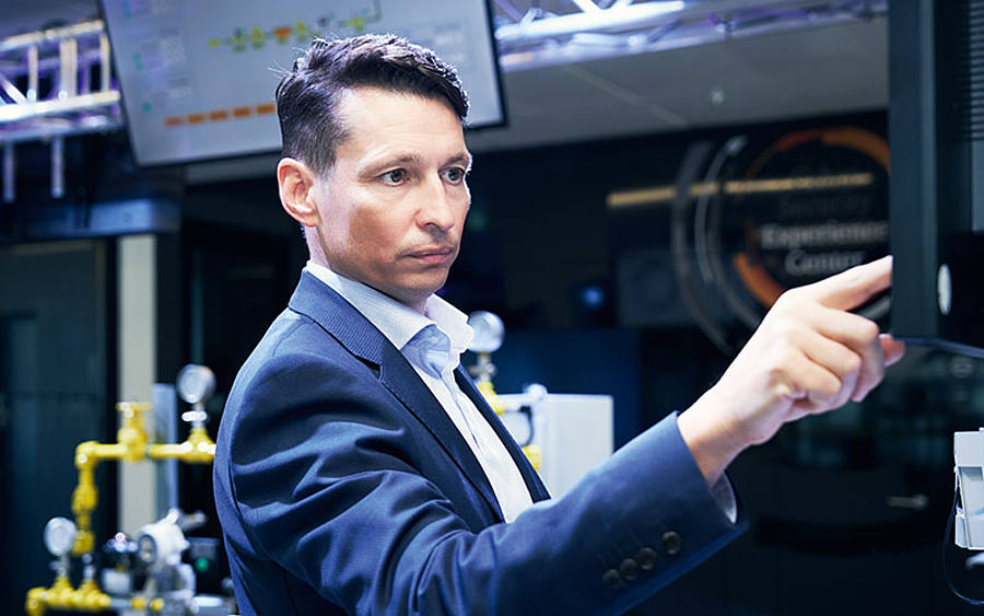 Aleksei Resetko zeigt
