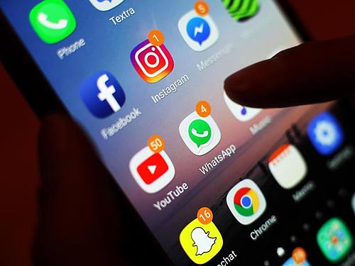 Die Icons von Social-Media-Apps auf einem Smartphone-Display