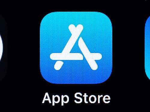Das App-Store-Logo ist auf dem Bildschirm eines iPhones zu sehen. Foto: Silas Stein/dpa