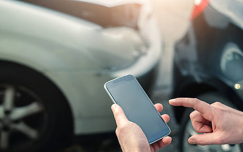 Ein Auffahrunfall wird per Smartphone gemeldet