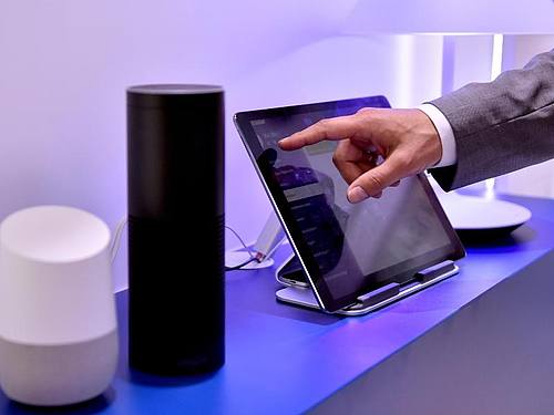 Die Lautsprecher Google Home und Amazon Echo