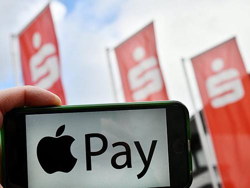 Die Girocard soll bei Sparkassen ab Spätsommer mit Apple Pay zum Einsatz kommen. Foto: Frank May/pa/dpa