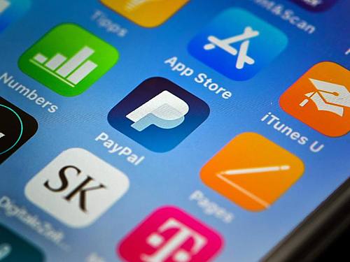 Paypal bietet beim mobilen Bezahlen eine Lösung an, die sich auch in bestehende Kassensysteme integrieren lässt. Foto: Felix Kästle/dpa