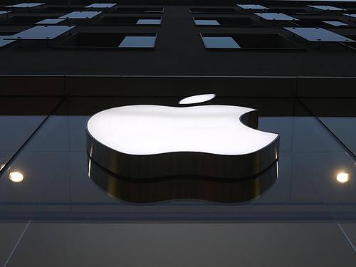 Apple hat neue Funktionen vorgestellt, mit denen der Schutz von Kindern und Jugendlichen auf den Geräten des Konzerns verbessert werden soll. Foto: Matthias Schrader/AP/dpa