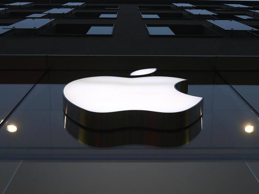 Apple hat neue Funktionen vorgestellt, mit denen der Schutz von Kindern und Jugendlichen auf den Geräten des Konzerns verbessert werden soll. Foto: Matthias Schrader/AP/dpa