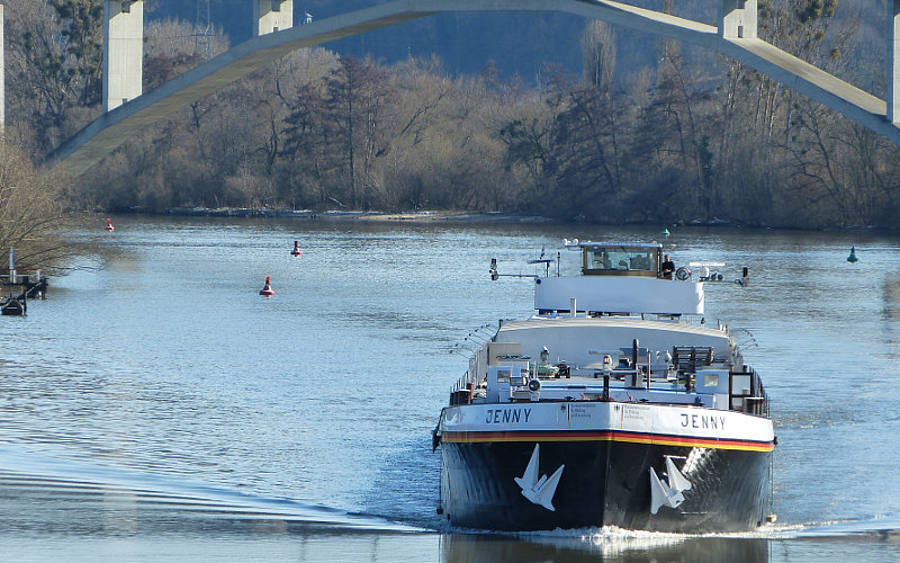 Binnenschiff auf dem Wasser