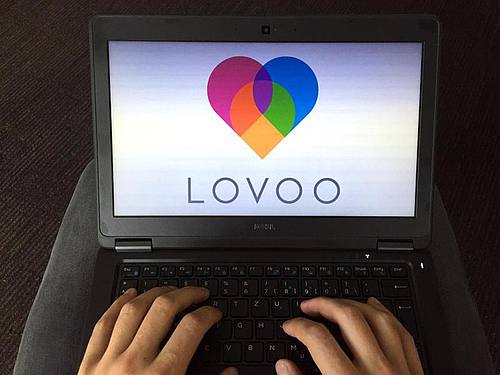Das Logo der Dating-App Lovoo auf einem Laptop-Monitor