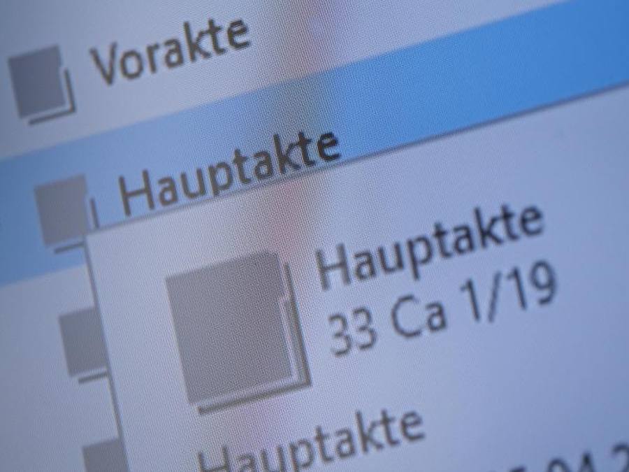 Eine Akte wird elektronisch auf einem Bildschirm angezeigt. Foto: Sebastian Gollnow/dpa/Symbolbild