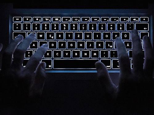 Immer wieder werden auch Abgeordnte des Deutschen Bundetags zum Ziel von Cyberangriffen. Foto: Silas Stein/dpa