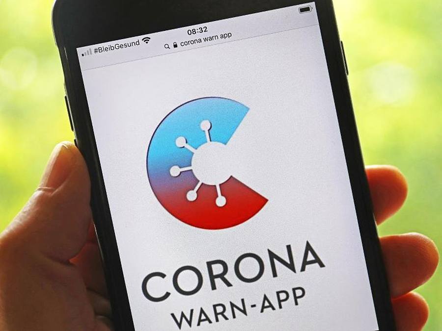Die offizielle Corona-Warn-App ist auf einem Smartphone zu sehen.(Archivbild). Foto: Oliver Berg/dpa