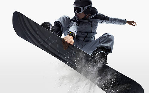 Snowboarder mit Smartwatch
