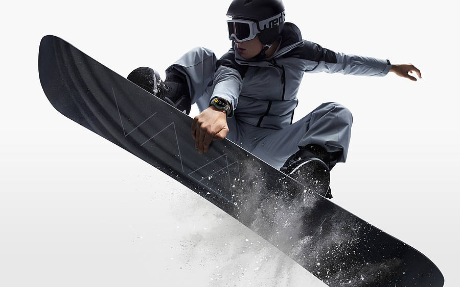 Snowboarder mit Smartwatch