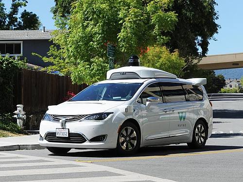 Ein selbstfahrendes Auto der Google-Schwesterfirma Waymo. Foto: Andrej Sokolow/dpa
