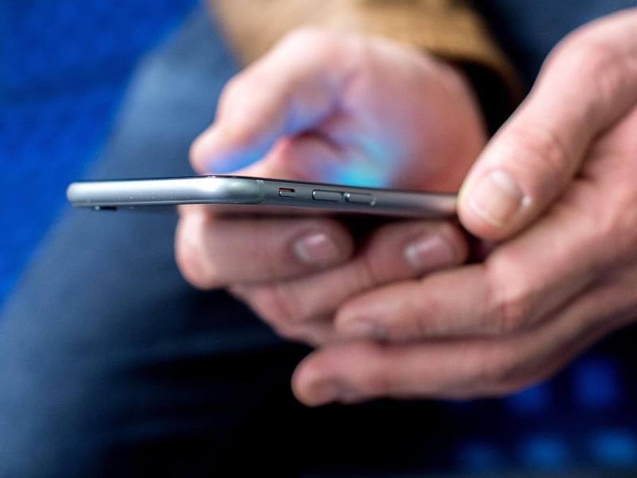 Die Bundesregierung bevorzugt nun doch eine dezentrale Speicherung der Daten der geplanten Corona-App. Foto: Hauke-Christian Dittrich/dpa