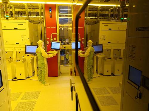 Ein Mitarbeiter steht während eines Presserundgangs in der neuen Halbleiterfabrik von Bosch im Reinraum. Foto: Robert Michael/dpa-Zentralbild/dpa/Archivbild
