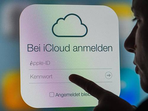 Nachdem Apples angekündigtes System zum Aufspüren kinderpornografischer Fotos Überwachungsängste geweckt hat, bessert der iPhone-Konzern nach. Foto: Armin Weigel/dpa