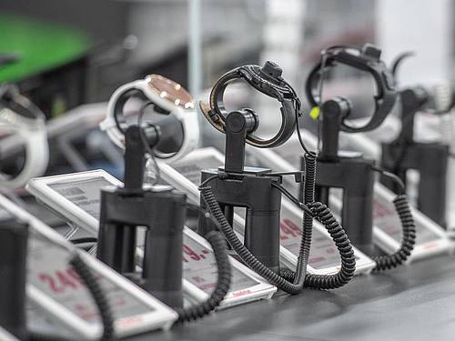 Uhren in einem der Elektromarkt. Die Zeitmessung steht beim Kauf einer Uhr für viele Verbraucher gar nicht im Vordergrund. Foto: Armin Weigel/dpa