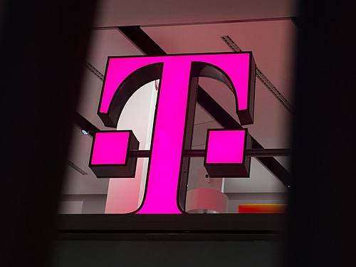 Die Deutsche Telekom steigt in den Markt mit Cloud-Telefonie ein. Foto: Rainer Jensen/dpa