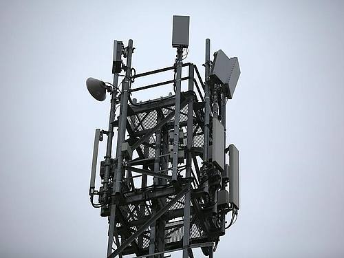 5G-Mobilfunkstation in Neuss: 5G steht für die fünfte Mobilfunkgeneration. Die Übertragungsrate ist etwa 100 Mal so hoch wie bei 4G (LTE). Foto: Oliver Berg