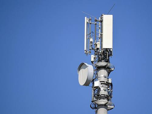 Ein Sendemast für Mobilfunk. Foto: Patrick Pleul/dpa-Zentralbild/dpa/Symbolbild