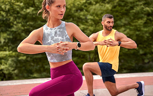 Zwei Sportler mit Smartwatch Venu 2 Plus