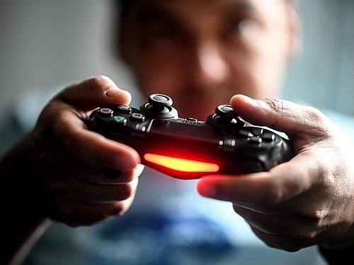 Sonys Playstation bring nach wie vor viel Geld in die Firmenkasse ein. Hier spielt ein junger Mann mit der Spielekonsole vor dem Fernseher. Foto: Britta Pedersen/dpa-Zentralbild/dpa
